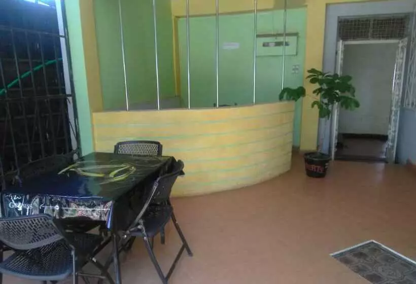 پانسیون Robert's Village Inn