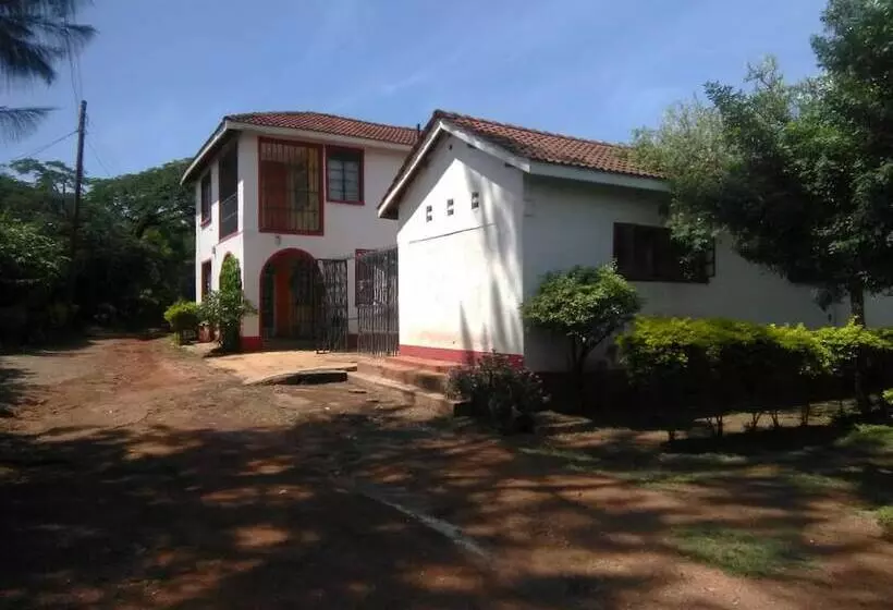 پانسیون Robert's Village Inn