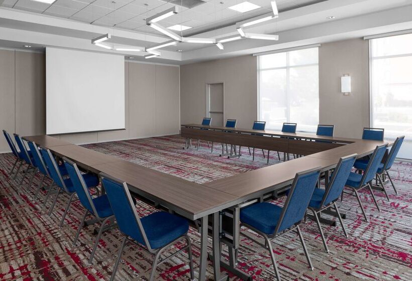 Отель Hilton Garden Inn Salt Lake City Airport