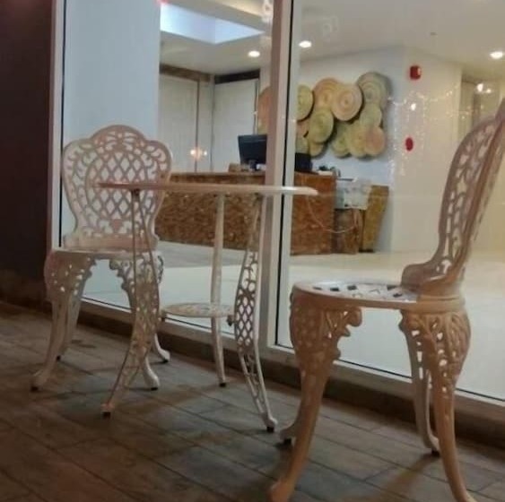 בית מלון כפרי Nantra Chaweng Beach