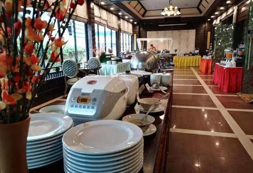 Отель Ruean Phae Royal Park