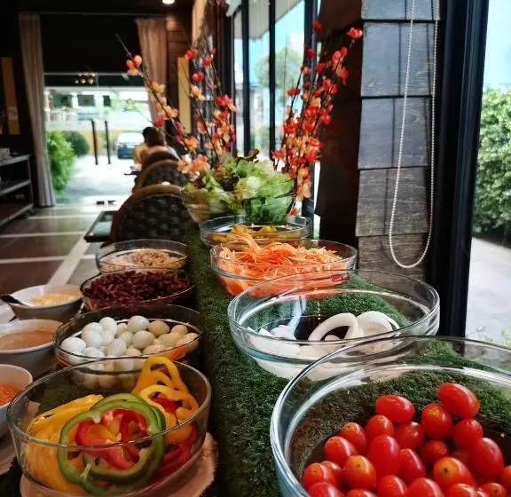 Отель Ruean Phae Royal Park