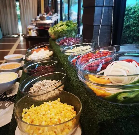 Отель Ruean Phae Royal Park