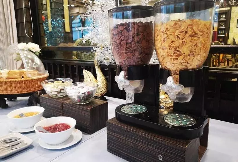 Отель Ruean Phae Royal Park