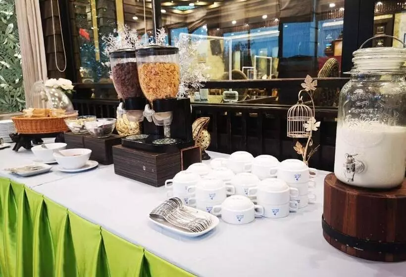 Отель Ruean Phae Royal Park