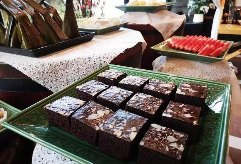 Отель Ruean Phae Royal Park