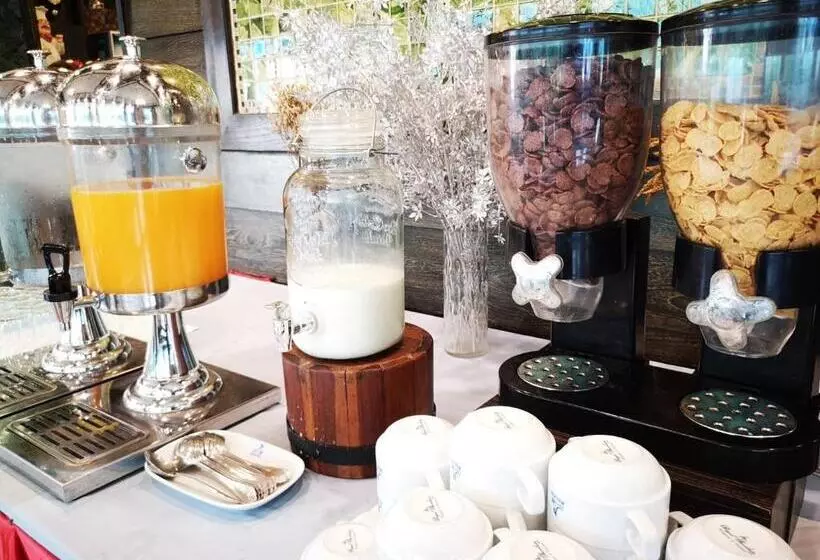 Отель Ruean Phae Royal Park