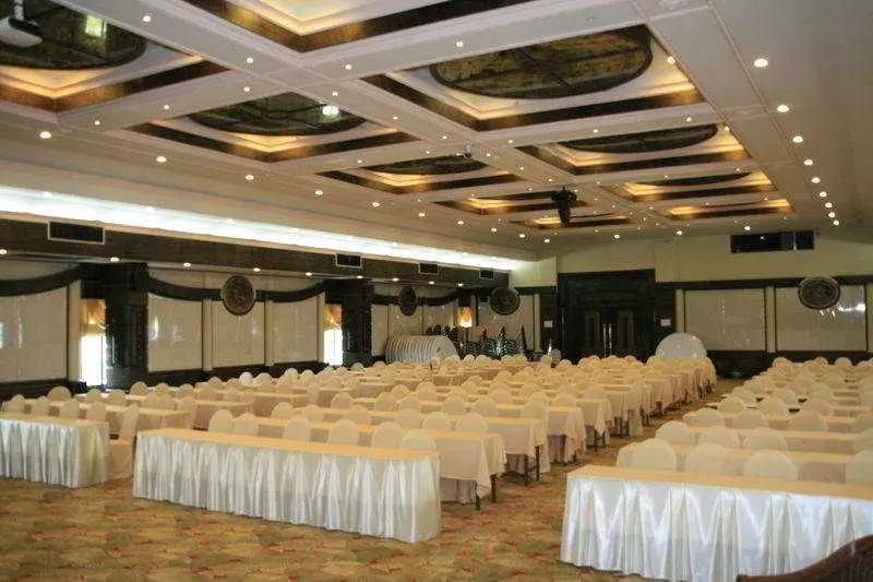 Отель Ruean Phae Royal Park