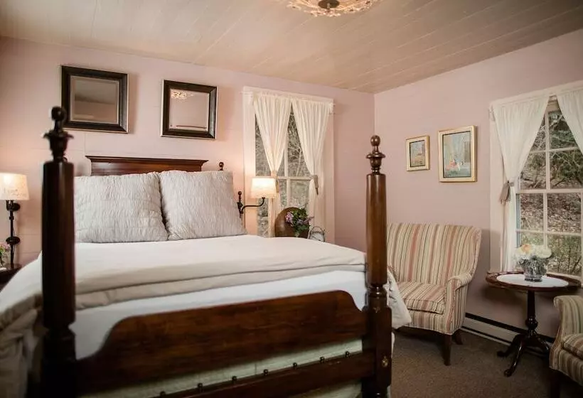 ホテル The Mast Farm Inn