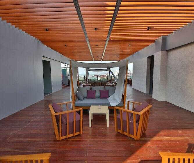 Отель The Sun Xclusive