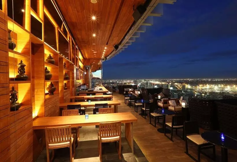 Отель Marriott Bangkok Sukhumvit