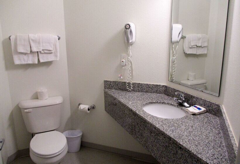 호텔 Baymont By Wyndham Kingdom City