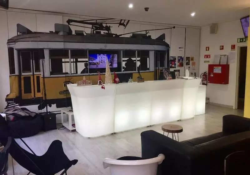 Golden Tram 242 Lisbonne Hostel