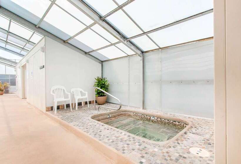 Отель Clarion Inn Surfrider Resort