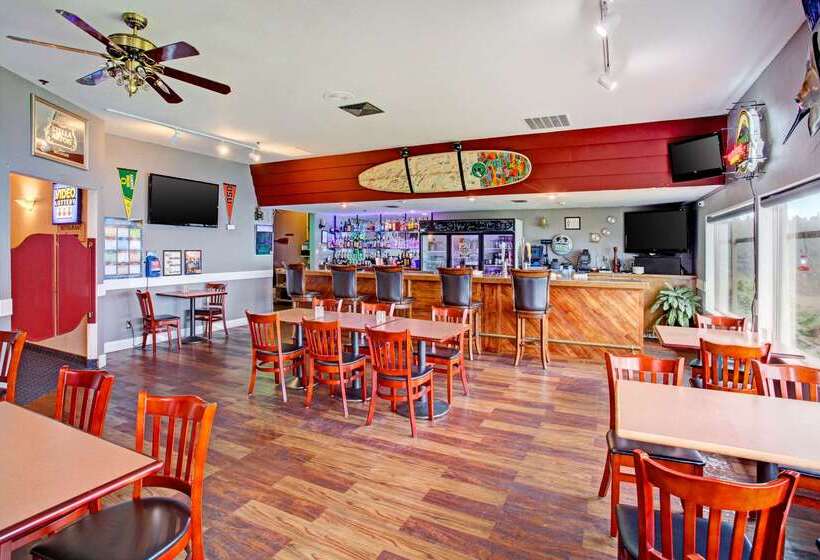 Отель Clarion Inn Surfrider Resort