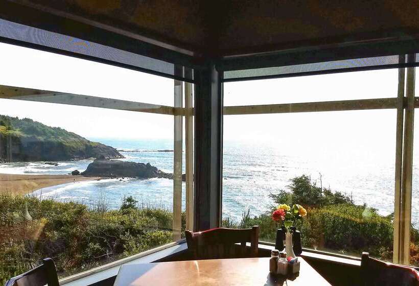 Отель Clarion Inn Surfrider Resort