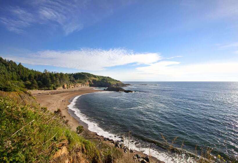 Отель Clarion Inn Surfrider Resort