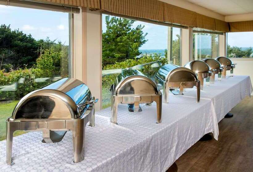 Отель Clarion Inn Surfrider Resort