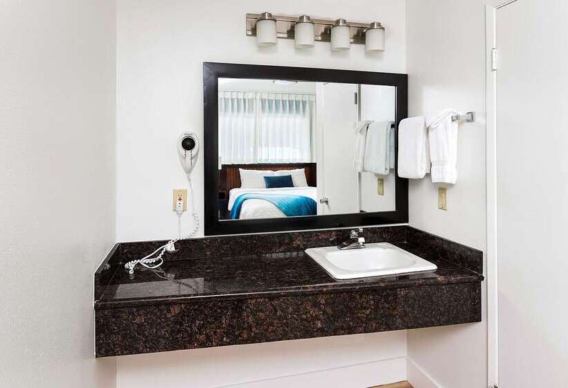 Отель Clarion Inn Surfrider Resort