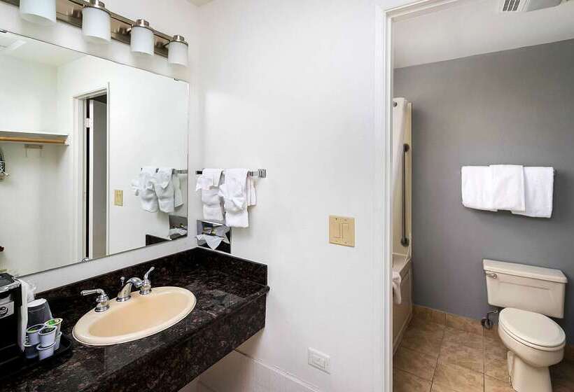 Отель Clarion Inn Surfrider Resort