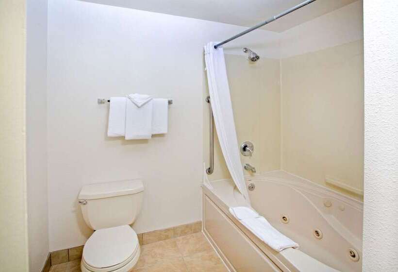 Отель Clarion Inn Surfrider Resort