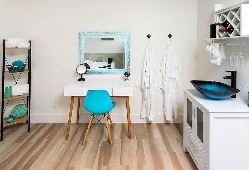 Отель Clarion Inn Surfrider Resort