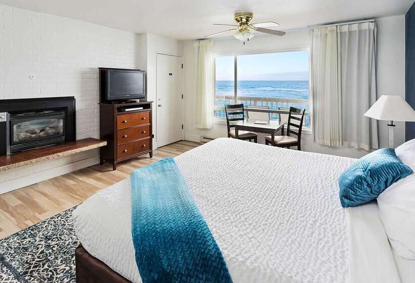 Отель Clarion Inn Surfrider Resort