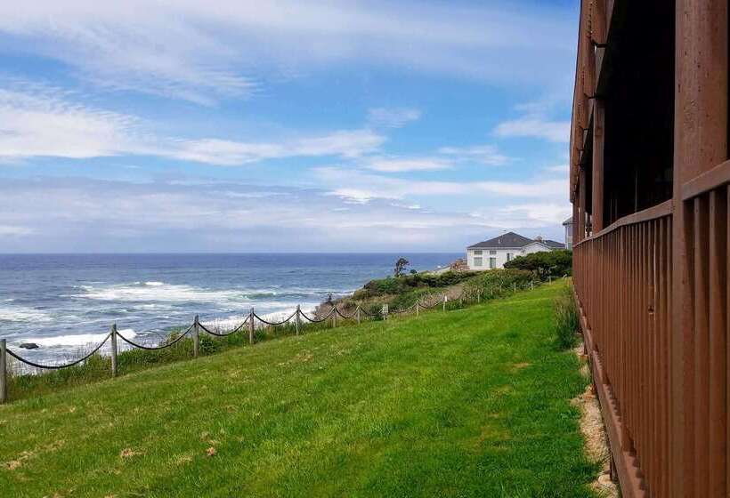 Отель Clarion Inn Surfrider Resort