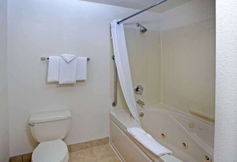 Отель Clarion Inn Surfrider Resort