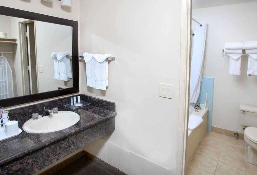 Отель Clarion Inn Surfrider Resort