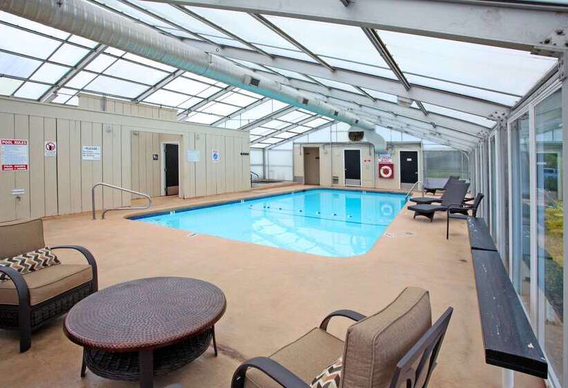 Отель Clarion Inn Surfrider Resort