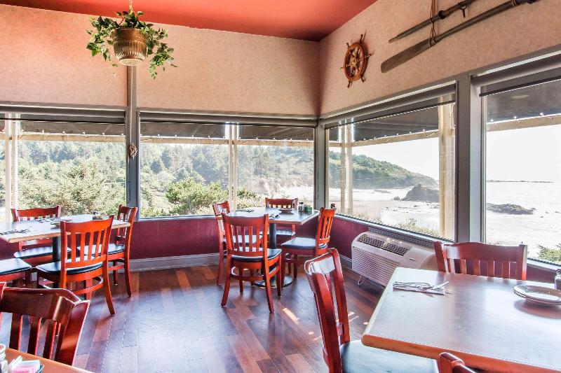 Отель Clarion Inn Surfrider Resort