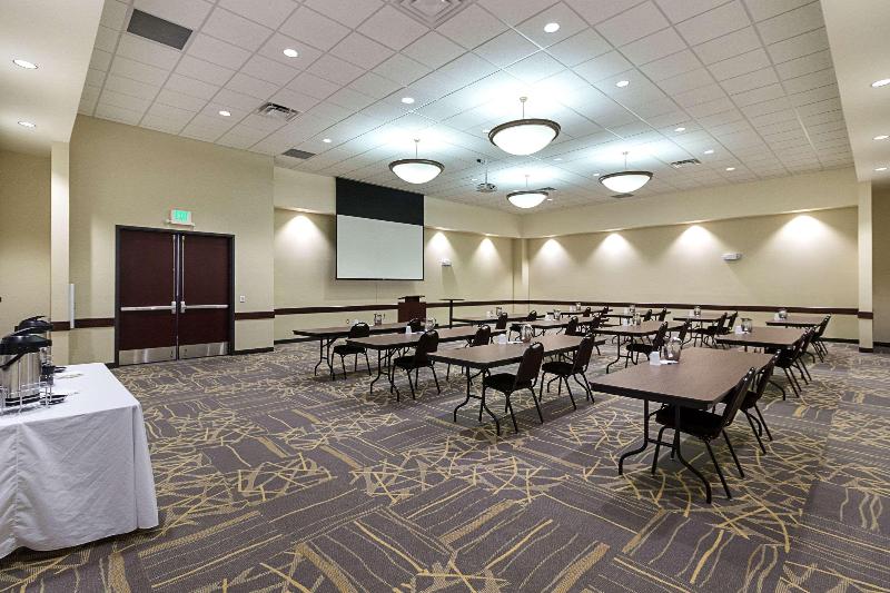 호텔 Comfort Suites And Conference Center