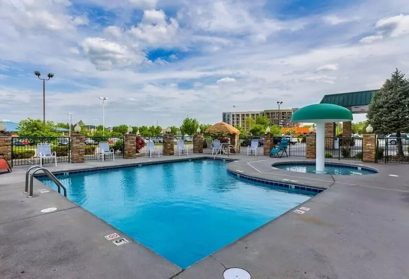 Hotelli Park Grove Inn