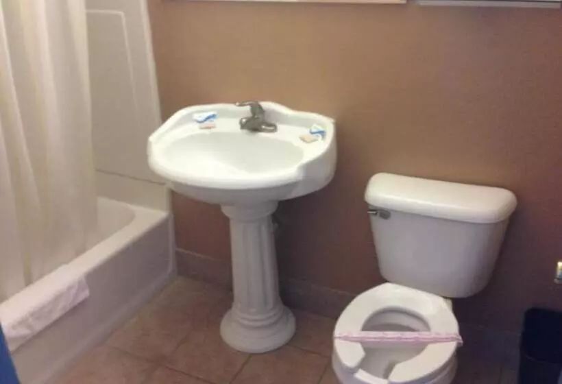 Мотель Cadet Motor Inn