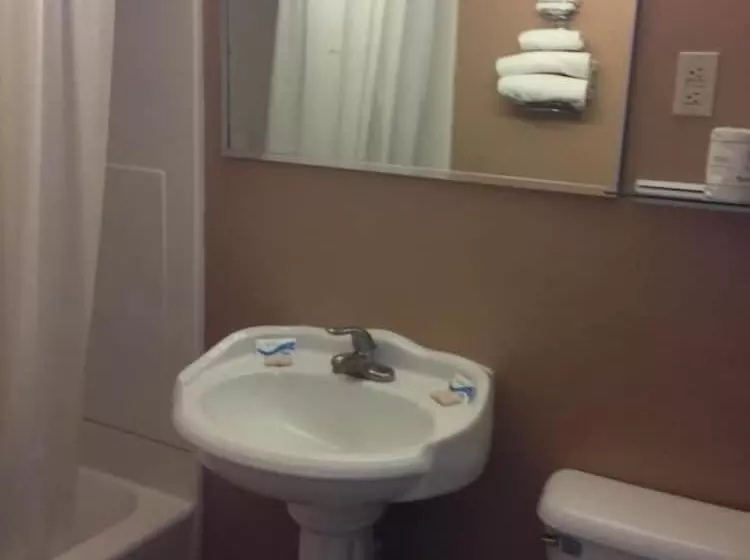 Мотель Cadet Motor Inn