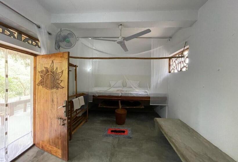 פנסיון Plastic Bottle House   Dune Towers