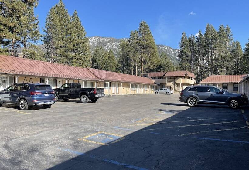 فندق على الطريق Pinewood Inn