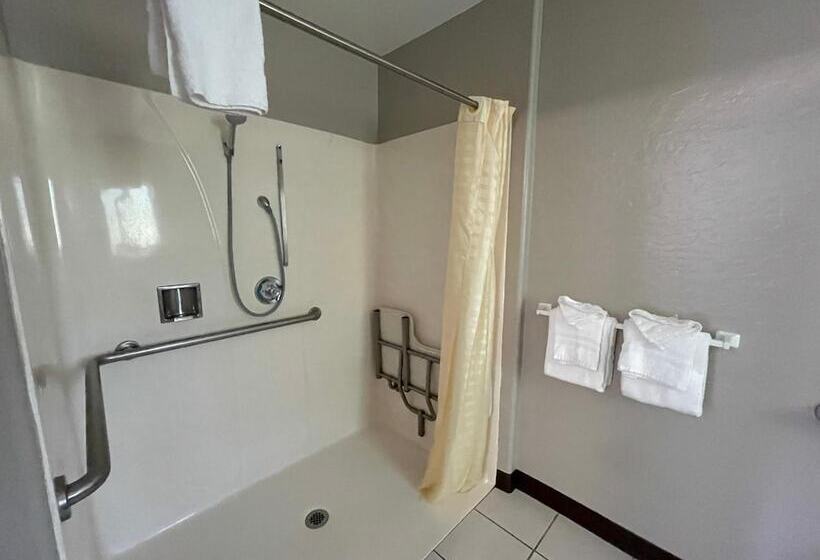 فندق على الطريق Pinewood Inn