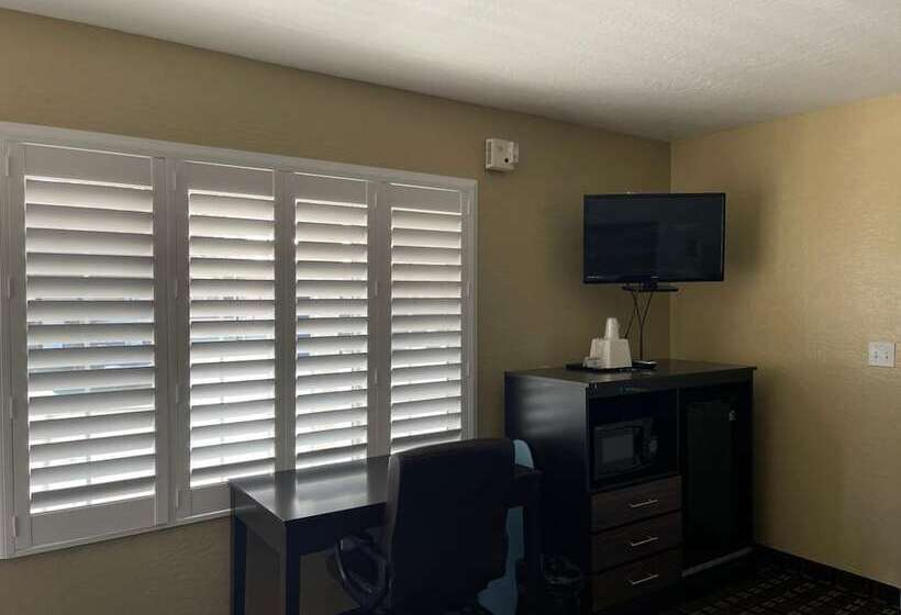 فندق على الطريق Pinewood Inn