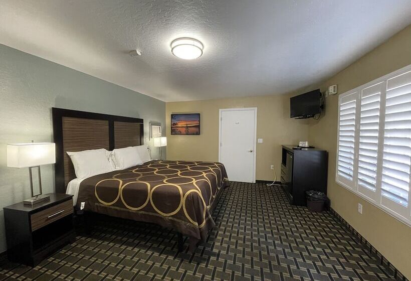 فندق على الطريق Pinewood Inn