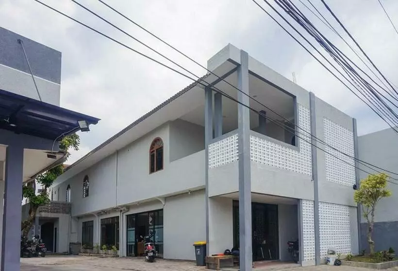 Hotel Reddoorz Plus @ Kalpataru
