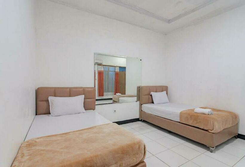 בית מלון כפרי Markoni Pamanukan Mitra Reddoorz