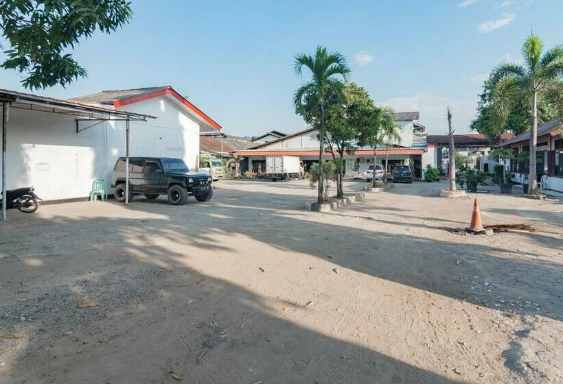 בית מלון כפרי Markoni Pamanukan Mitra Reddoorz