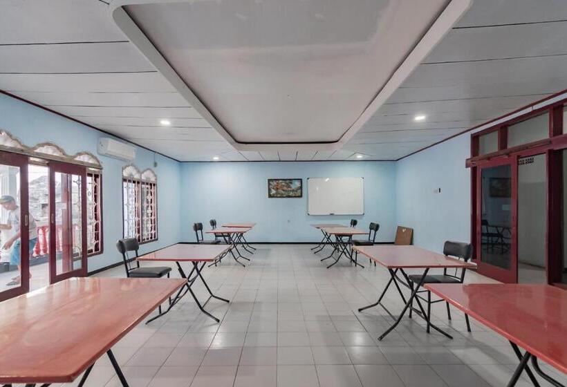 בית מלון כפרי Markoni Pamanukan Mitra Reddoorz