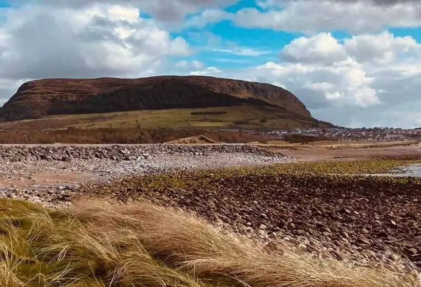 تختخواب و صبحانه Lilac Manor