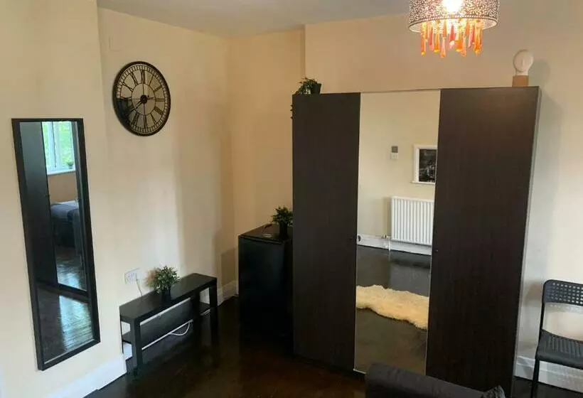 Majatalo Beddington Park Lodge West