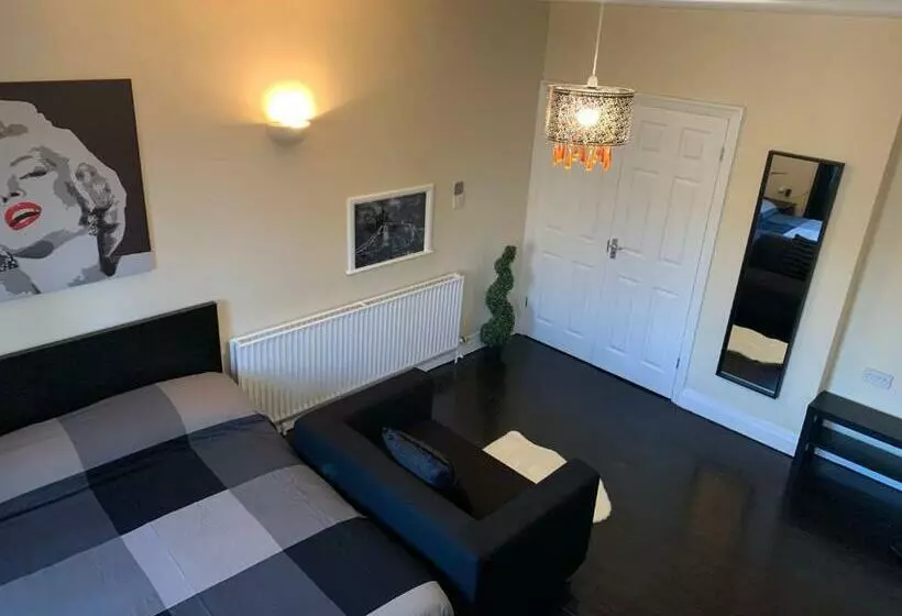 Majatalo Beddington Park Lodge West