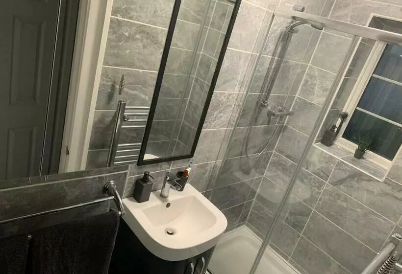 Majatalo Beddington Park Lodge West