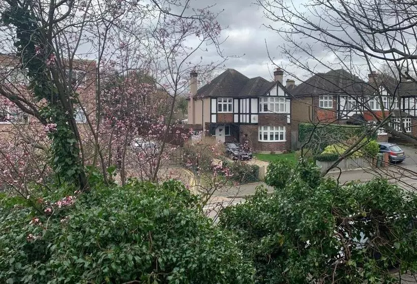 Majatalo Beddington Park Lodge West